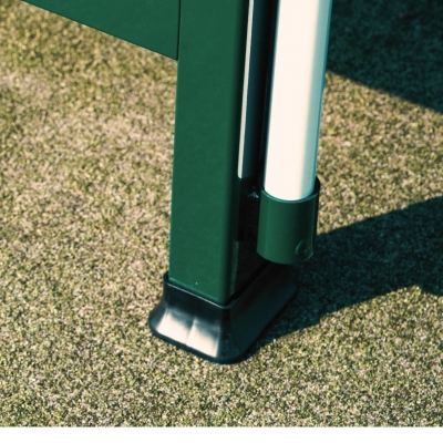 Montaż daszka do ławki tenisowej